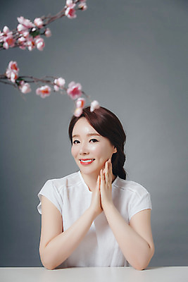 포토 JPG 스튜디오촬영 여자 꽃 40대 중년 중년라이프 실내 한명 미소 앉기 상반신 앞모습 뷰티 한국인 우아함 의료성형뷰티 중년여자한명만 국내포토 식물 1 라이프스타일 뷰포인트 컨셉 모션 표정 사람 동양인 성인 내부 여자한명만 중년여자만 파일형식