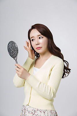 포토 JPG 스튜디오촬영 여자 40대 중년 중년라이프 실내 한명 서기 들기 손짓 상반신 앞모습 뷰티 거울 한국인 주름 고민 손거울 눈가 의료성형뷰티 중년여자한명만 국내포토 1 라이프스타일 감정 뷰포인트 모션 사람 동양인 성인 내부 여자한명만 중년여자만 파일형식