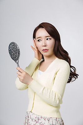 포토 JPG 스튜디오촬영 여자 40대 중년 중년라이프 실내 한명 들기 손짓 상반신 앞모습 뷰티 거울 한국인 주름 고민 손거울 눈가 의료성형뷰티 중년여자한명만 국내포토 1 라이프스타일 감정 뷰포인트 모션 사람 동양인 성인 내부 여자한명만 중년여자만 파일형식