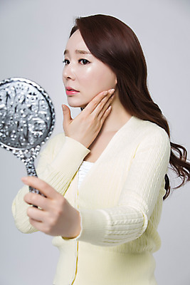 포토 JPG 스튜디오촬영 여자 40대 중년 중년라이프 실내 한명 들기 손짓 상반신 앞모습 뷰티 거울 한국인 주름 고민 손거울 턱 의료성형뷰티 중년여자한명만 국내포토 1 라이프스타일 감정 뷰포인트 모션 사람 동양인 성인 내부 여자한명만 중년여자만 파일형식