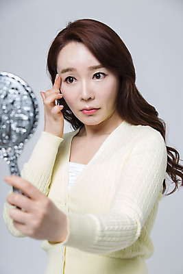 포토 JPG 스튜디오촬영 여자 40대 중년 중년라이프 실내 한명 들기 손짓 상반신 앞모습 뷰티 거울 한국인 주름 고민 손거울 눈가 의료성형뷰티 중년여자한명만 국내포토 1 라이프스타일 감정 뷰포인트 모션 사람 동양인 성인 내부 여자한명만 중년여자만 파일형식