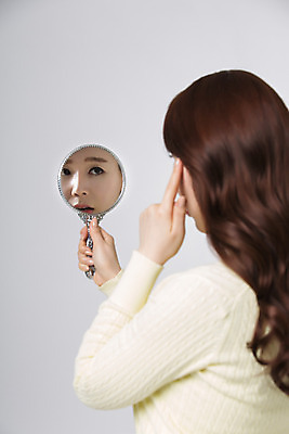 포토 JPG 스튜디오촬영 여자 40대 중년 중년라이프 실내 한명 서기 들기 손짓 상반신 옆모습 뷰티 거울 한국인 고민 손거울 의료성형뷰티 중년여자한명만 국내포토 1 라이프스타일 감정 뷰포인트 모션 사람 동양인 성인 내부 여자한명만 중년여자만 파일형식