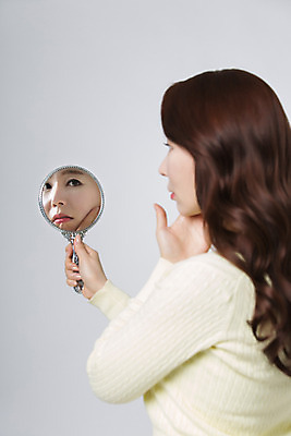 포토 JPG 스튜디오촬영 여자 40대 중년 중년라이프 실내 한명 서기 들기 손짓 상반신 옆모습 뷰티 거울 한국인 고민 손거울 의료성형뷰티 중년여자한명만 국내포토 1 라이프스타일 감정 뷰포인트 모션 사람 동양인 성인 내부 여자한명만 중년여자만 파일형식