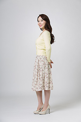 포토 JPG 스튜디오촬영 전신 여자 여유 40대 중년 중년라이프 실내 한명 서기 미소 옆모습 뷰티 한국인 의료성형뷰티 중년여자한명만 국내포토 1 라이프스타일 감정 뷰포인트 모션 표정 사람 동양인 성인 내부 여자한명만 중년여자만 파일형식