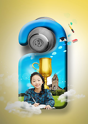 PSD 편집 편집이미지 어린이교육 교육 어린이 학사모 학교 하늘 열쇠 자물쇠 한명 웃음 소녀 잔디 상반신 책 연필 펜 한국인 트로피 문고리 이미지편집 식물 모자_잡화 1 여자 졸업 학용품 표정 사람 동양인 필기구 문 상_우승 파일형식