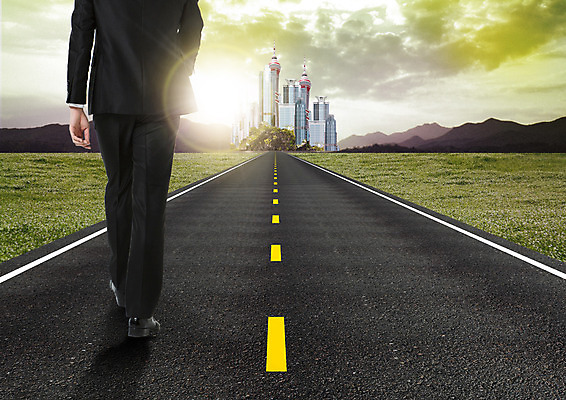 PSD 구름 편집 편집이미지 남자 도로 하늘 한명 정장 빌딩 잔디 성인 뒷모습 햇빛 걷기 노을 원근감 하반신 비즈니스맨 이미지편집 자연요소 식물 1 옷 길 뷰포인트 비즈니스 교통시설 모션 사람 건물 태양 직장인 파일형식