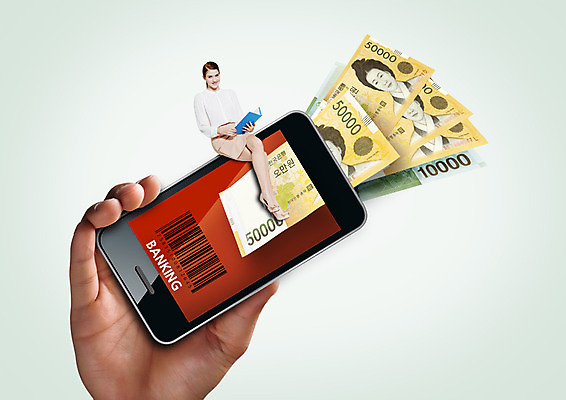 전신 PSD 서양인 편집 편집이미지 손 여자 한명 앉기 20대 성인 책 금융 스마트폰 다리꼬기 비즈니스우먼 만원 바코드 오만원 폰뱅킹 이미지편집 외국인 1 지폐 비즈니스 모션 사람 청년 신체부위 경제 핸드폰 스마트기기 직장인 파일형식