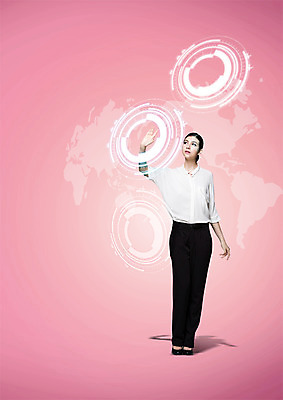 전신 PSD 서양인 편집 편집이미지 여자 세계지도 한명 서기 20대 성인 디지털 글로벌비즈니스 터치 비즈니스우먼 터치스크린 이미지편집 외국인 1 지도 비즈니스 모션 사람 청년 세계 글로벌 직장인 파일형식