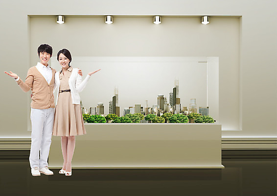 전신 PSD 편집 편집이미지 부부 여자 남자 안내 서기 웃음 손짓 빌딩 성인 두명 30대 한국인 이미지편집 커플 모션 표정 사람 동양인 건물 장년 파일형식