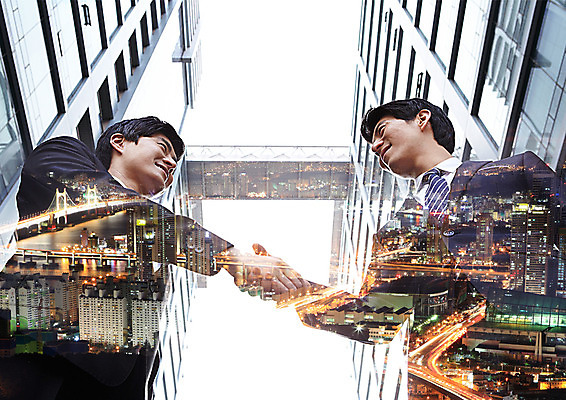 PSD 편집 편집이미지 남자 실루엣 악수 협상 빌딩 상반신 성인 두명 옆모습 30대 마주보기 한국인 도시 비즈니스맨 야간 이미지편집 자연요소 뷰포인트 비즈니스 모션 촬영기법 사람 동양인 손짓 건물 장년 직장인 파일형식