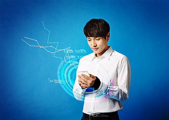 PSD 편집 편집이미지 남자 그래프 스마트라이프 한명 상반신 성인 30대 스마트폰 한국인 비즈니스맨 스마트 3D영화 터치스크린 이미지편집 1 라이프스타일 컨셉 비즈니스 사람 동양인 장년 핸드폰 스마트기기 직장인 영화 파일형식