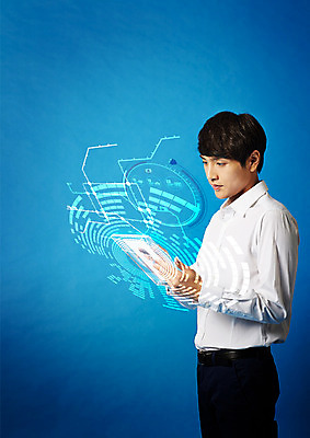 PSD 편집 편집이미지 남자 스마트라이프 한명 상반신 성인 옆모습 30대 터치 한국인 비즈니스맨 스마트 3D영화 터치스크린 이미지편집 1 라이프스타일 뷰포인트 컨셉 비즈니스 사람 동양인 장년 직장인 영화 파일형식