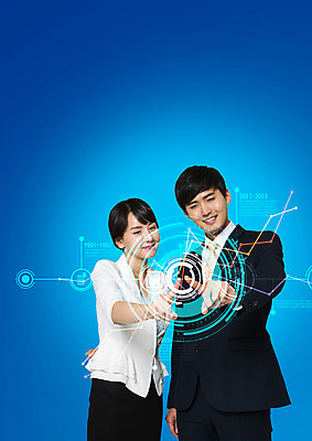 PSD 편집 편집이미지 여자 남자 스마트라이프 웃음 상반신 20대 성인 두명 터치 한국인 비즈니스맨 비즈니스우먼 스마트 3D영화 터치스크린 이미지편집 라이프스타일 컨셉 비즈니스 표정 사람 동양인 청년 직장인 영화 파일형식