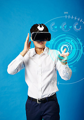 PSD 편집 편집이미지 남자 스마트라이프 한명 상반신 성인 30대 터치 한국인 비즈니스맨 스마트 3D영화 터치스크린 가상현실 오큘러스 VR기기 이미지편집 1 라이프스타일 컨셉 비즈니스 사람 동양인 장년 기계 직장인 영화 파일형식