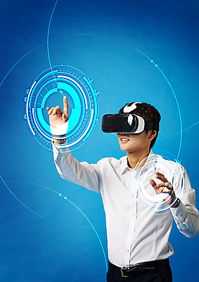 PSD 편집 편집이미지 남자 스마트라이프 한명 상반신 성인 30대 터치 한국인 비즈니스맨 스마트 3D영화 터치스크린 가상현실 오큘러스 VR기기 이미지편집 1 라이프스타일 컨셉 비즈니스 사람 동양인 장년 기계 직장인 영화 파일형식