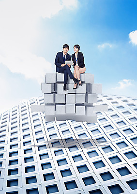 전신 PSD 구름 편집 편집이미지 여자 남자 하늘 웃음 앉기 빌딩 20대 성인 두명 노트북 블록 한국인 다리꼬기 비즈니스맨 비즈니스우먼 이미지편집 자연요소 비즈니스 모션 표정 사람 동양인 청년 건물 전자제품 직장인 파일형식