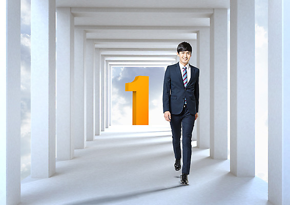 전신 PSD 구름 편집 편집이미지 1 남자 하늘 한명 웃음 20대 성인 걷기 원근감 한국인 비즈니스맨 통로 이미지편집 자연요소 뷰포인트 비즈니스 모션 표정 사람 동양인 청년 직장인 파일형식