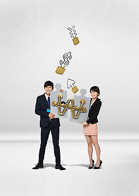 전신 PSD 편집 편집이미지 여자 남자 화살표 자물쇠 서기 웃음 20대 성인 두명 금융 달러 한국인 비즈니스맨 비즈니스우먼 원화 화폐기호 퍼즐 엔 이미지편집 기호 돈 비즈니스 모션 표정 사람 동양인 청년 경제 직장인 화폐 파일형식