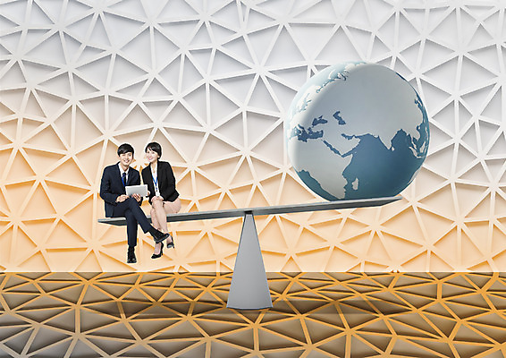 전신 PSD 편집 편집이미지 여자 남자 지구 저울 앉기 20대 성인 두명 노트북 글로벌비즈니스 한국인 다리꼬기 비즈니스맨 비즈니스우먼 균형 이미지편집 비즈니스 모션 사람 동양인 청년 전자제품 글로벌 직장인 파일형식