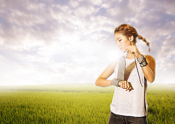 PSD 구름 편집 편집이미지 여자 하늘 한명 초원 상반신 20대 성인 운동복 운동 한국인 아대 이미지편집 자연요소 1 옷 건강 사람 동양인 청년 파일형식