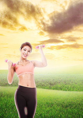 PSD 구름 편집 편집이미지 여자 하늘 한명 웃음 초원 상반신 20대 성인 운동복 운동 노을 아령 한국인 탱크톱 이미지편집 자연요소 1 옷 상의 표정 건강 사람 동양인 청년 파일형식