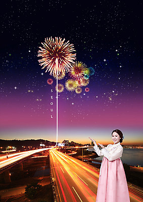 PSD 편집 편집이미지 여자 별 도로 여행 밤하늘 하늘 안내 서울 불꽃놀이 한명 웃음 성인 30대 한국인 고가도로 야간 한복 한강 국내여행 이미지편집 자연요소 1 한국전통 길 교통시설 놀이 한국 표정 사람 동양인 장년 고속도로 전통의상 랜드마크 파일형식