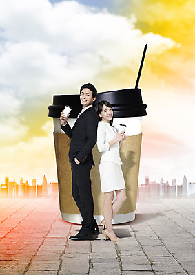 전신 PSD 구름 편집 편집이미지 여자 남자 커피 하늘 티타임 빨대 서기 웃음 빌딩 20대 성인 두명 옆모습 한국인 등맞대기 비즈니스맨 비즈니스우먼 테이크아웃컵 이미지편집 자연요소 음료 뷰포인트 비즈니스 모션 휴식 표정 사람 동양인 청년 건물 컵 직장인 파일형식