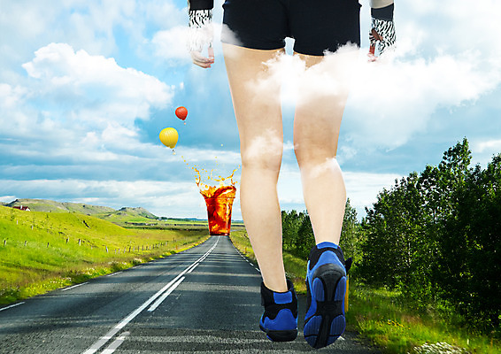 PSD 구름 편집 편집이미지 여자 도로 음료 운동화 하늘 한명 뒷모습 컵 걷기 원근감 하반신 열기구 다리 아이스커피 이미지편집 자연요소 1 식기 길 커피 뷰포인트 신발 항공교통 교통시설 모션 사람 신체부위 파일형식