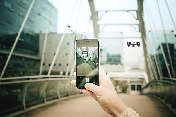 주간 PSD 편집이미지 손 모바일 거리풍경 들기 야외 신체부위 스마트폰 사진촬영 디지털합성 가교 디지털아트 이미지편집 자연요소 건축물 모션 거리 사람 풍경 핸드폰 스마트기기 촬영 파일형식