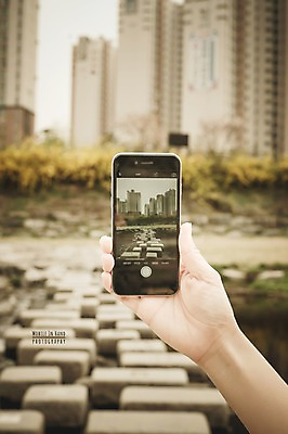 주간 PSD 편집이미지 손 모바일 거리풍경 들기 야외 신체부위 스마트폰 사진촬영 개울 디지털합성 돌다리 돌징검다리 디지털아트 이미지편집 자연요소 모션 거리 사람 풍경 핸드폰 스마트기기 강 촬영 다리_건축물 징검다리 파일형식