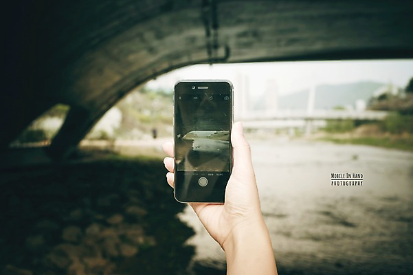 주간 PSD 편집이미지 손 모바일 거리풍경 들기 야외 신체부위 스마트폰 사진촬영 개울 디지털합성 다리밑 탄천 디지털아트 이미지편집 자연요소 모션 거리 사람 풍경 핸드폰 스마트기기 강 촬영 다리_건축물 아래 파일형식