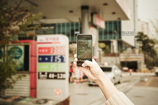 주간 PSD 편집이미지 손 모바일 거리풍경 들기 야외 신체부위 스마트폰 사진촬영 디지털합성 주유소 디지털아트 이미지편집 자연요소 모션 거리 사람 풍경 핸드폰 스마트기기 촬영 파일형식