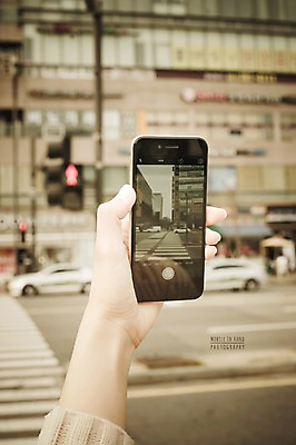 주간 PSD 편집이미지 손 모바일 거리풍경 들기 빌딩 야외 신체부위 스마트폰 사진촬영 횡단보도 신호등 디지털합성 디지털아트 이미지편집 자연요소 모션 거리 사람 풍경 건물 핸드폰 스마트기기 촬영 보행로 파일형식