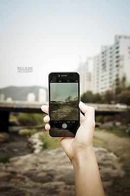 주간 PSD 편집이미지 손 모바일 거리풍경 들기 야외 신체부위 스마트폰 도시풍경 사진촬영 개울 디지털합성 탄천 디지털아트 이미지편집 자연요소 모션 거리 사람 풍경 핸드폰 스마트기기 강 촬영 도시 파일형식