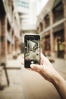 주간 PSD 편집이미지 손 모바일 거리풍경 들기 야외 건물 신체부위 스마트폰 도시풍경 사진촬영 디지털합성 디지털아트 이미지편집 자연요소 건축물 모션 거리 사람 풍경 핸드폰 스마트기기 촬영 도시 파일형식