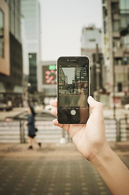 주간 PSD 편집이미지 손 모바일 거리풍경 들기 빌딩 야외 신체부위 스마트폰 사진촬영 횡단보도 디지털합성 디지털아트 이미지편집 자연요소 모션 거리 사람 풍경 건물 핸드폰 스마트기기 촬영 보행로 파일형식