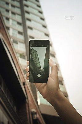 주간 PSD 편집이미지 손 모바일 아파트 거리풍경 들기 야외 신체부위 스마트폰 사진촬영 디지털합성 분양 디지털아트 이미지편집 자연요소 모션 부동산 거리 주택 사람 풍경 핸드폰 스마트기기 촬영 파일형식