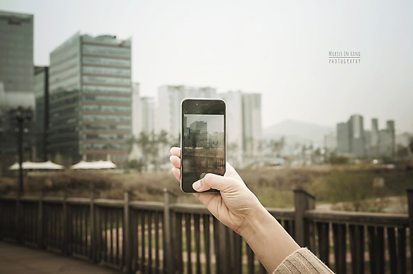 주간 PSD 편집이미지 손 모바일 거리풍경 들기 빌딩 야외 신체부위 스마트폰 강 사진촬영 디지털합성 나무다리 디지털아트 이미지편집 자연요소 모션 거리 사람 풍경 건물 핸드폰 스마트기기 촬영 다리_건축물 파일형식