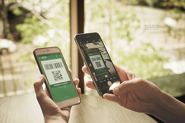 PSD 편집이미지 손 모바일 실내 들기 신체부위 스마트폰 디지털합성 QR코드 스캔 디지털아트 사물인터넷 핀테크 4차산업 이미지편집 산업 모션 정보기술 사람 내부 금융 핸드폰 스마트기기 파일형식