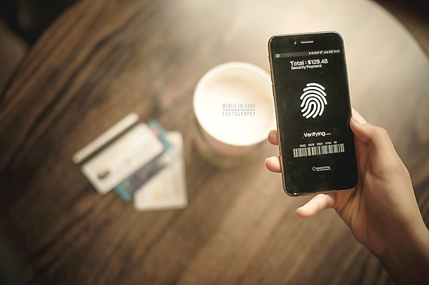 PSD 편집이미지 손 모바일 실내 들기 신체부위 스마트폰 신용카드 디지털합성 바코드 결제 지문인식 디지털아트 핀테크 이미지편집 모션 사람 내부 금융 핸드폰 스마트기기 생체인식기술 파일형식