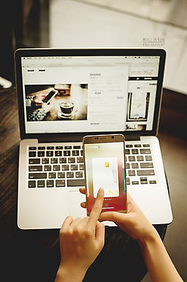 PSD 편집이미지 손 모바일 실내 들기 신체부위 노트북 스마트폰 터치 신용카드 디지털합성 온라인쇼핑 모바일쇼핑 디지털아트 핀테크 모바일카드 이미지편집 모션 사람 내부 금융 전자제품 핸드폰 스마트기기 쇼핑 온라인 파일형식