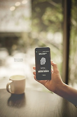 PSD 편집이미지 손 모바일 실내 들기 신체부위 스마트폰 머그컵 디지털합성 바코드 지문인식 디지털아트 핀테크 이미지편집 모션 사람 내부 컵 금융 핸드폰 스마트기기 생체인식기술 파일형식