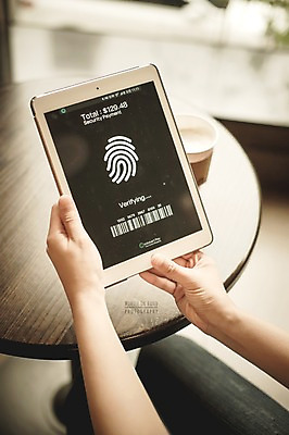 PSD 편집이미지 손 탁자 모바일 실내 들기 신체부위 스마트폰 태블릿 디지털합성 바코드 지문인식 디지털아트 핀테크 이미지편집 가구 모션 사람 내부 금융 전자제품 핸드폰 스마트기기 생체인식기술 파일형식