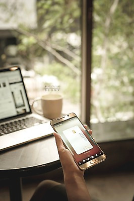 PSD 편집이미지 손 모바일 실내 들기 신체부위 노트북 스마트폰 신용카드 디지털합성 모바일쇼핑 디지털아트 핀테크 모바일카드 이미지편집 모션 사람 내부 금융 전자제품 핸드폰 스마트기기 온라인쇼핑 파일형식