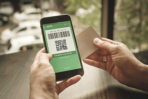 PSD 편집이미지 손 종이 모바일 실내 들기 신체부위 스마트폰 디지털합성 바코드 QR코드 디지털아트 핀테크 이미지편집 모션 사람 내부 금융 핸드폰 스마트기기 파일형식