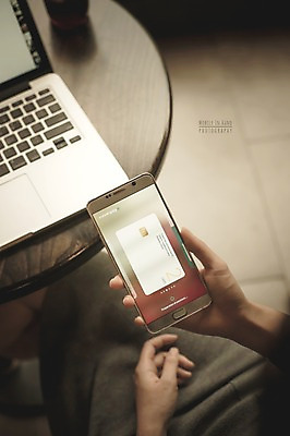 PSD 편집이미지 손 모바일 실내 들기 신체부위 노트북 스마트폰 신용카드 디지털합성 결제 모바일쇼핑 디지털아트 핀테크 모바일카드 이미지편집 모션 사람 내부 금융 전자제품 핸드폰 스마트기기 온라인쇼핑 파일형식