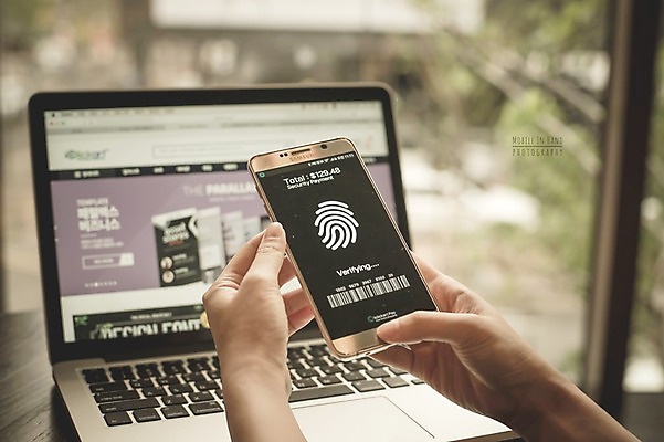 PSD 편집이미지 손 모바일 실내 들기 신체부위 노트북 스마트폰 디지털합성 모바일쇼핑 디지털아트 핀테크 이미지편집 모션 사람 내부 금융 전자제품 핸드폰 스마트기기 온라인쇼핑 파일형식