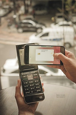 PSD 편집이미지 손 모바일 실내 들기 신체부위 스마트폰 신용카드 디지털합성 결제 카드단말기 디지털아트 핀테크 모바일카드 이미지편집 모션 사람 내부 금융 핸드폰 스마트기기 단말기 파일형식