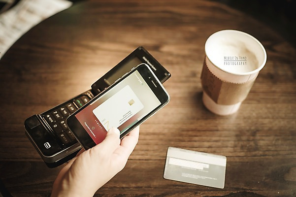 PSD 편집이미지 손 커피 모바일 실내 들기 신체부위 스마트폰 신용카드 디지털합성 결제 카드단말기 디지털아트 핀테크 모바일카드 이미지편집 음료 모션 사람 내부 금융 핸드폰 스마트기기 단말기 파일형식