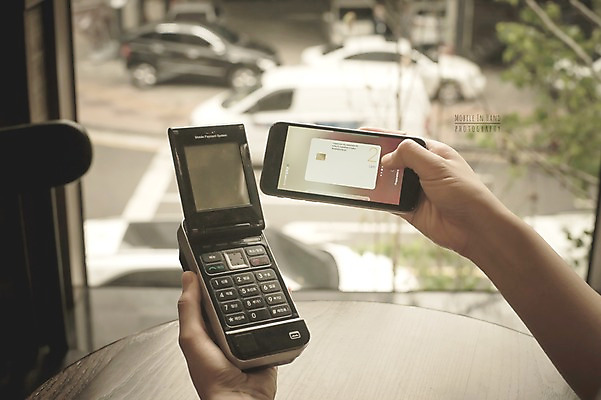 PSD 편집이미지 손 모바일 실내 들기 신체부위 스마트폰 신용카드 디지털합성 결제 카드단말기 디지털아트 핀테크 모바일카드 이미지편집 모션 사람 내부 금융 핸드폰 스마트기기 단말기 파일형식